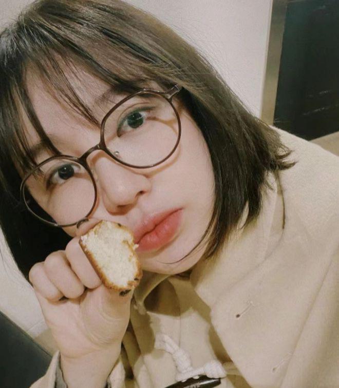 39岁尹恩惠晒穿搭日常：短发眼镜显俏皮，皮肤白皙状态佳