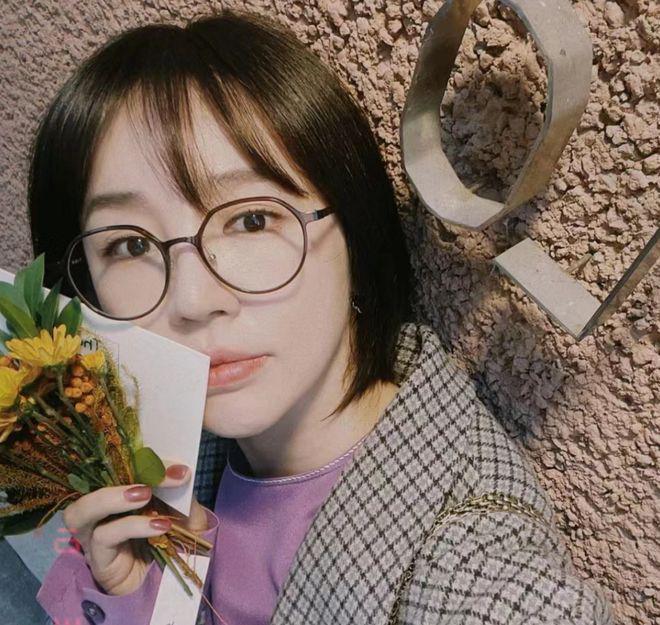 39岁尹恩惠晒穿搭日常：短发眼镜显俏皮，皮肤白皙状态佳