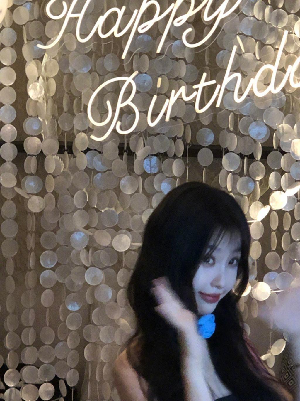 虞书欣穿小黑裙娇俏可人 嘟嘴甜笑鬼马可爱