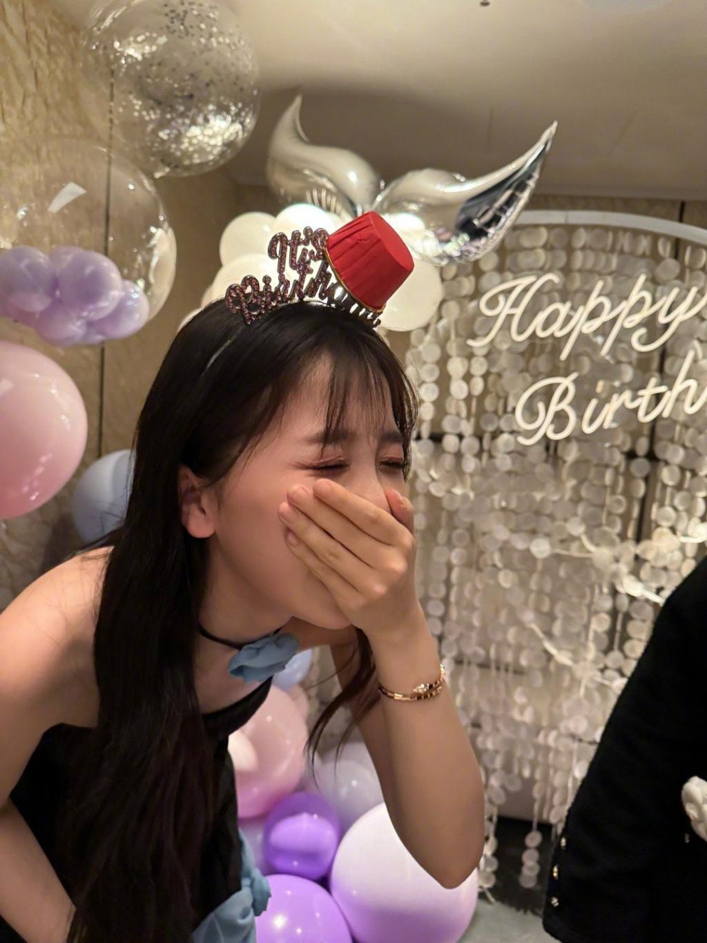 虞书欣穿小黑裙娇俏可人 嘟嘴甜笑鬼马可爱