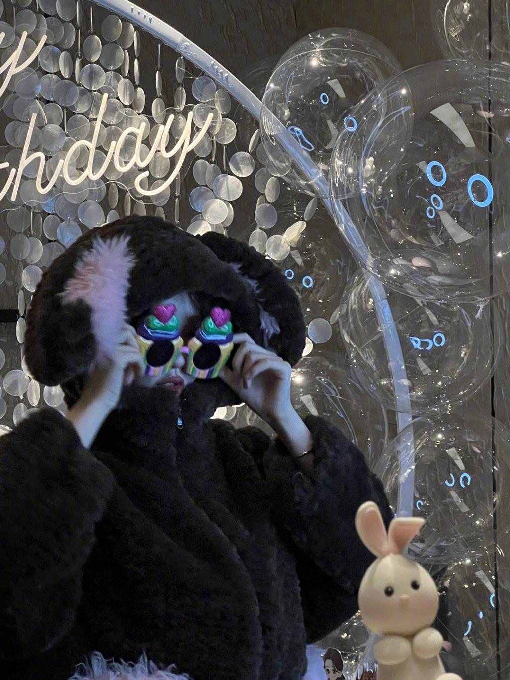 虞书欣穿小黑裙娇俏可人 嘟嘴甜笑鬼马可爱