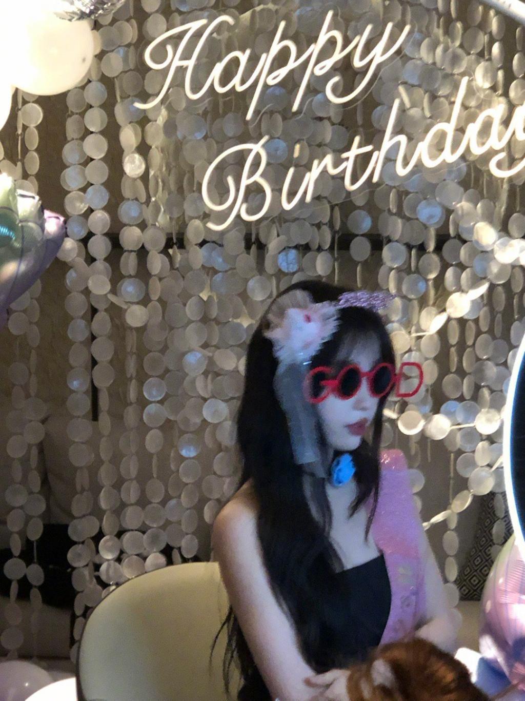 虞书欣穿小黑裙娇俏可人 嘟嘴甜笑鬼马可爱