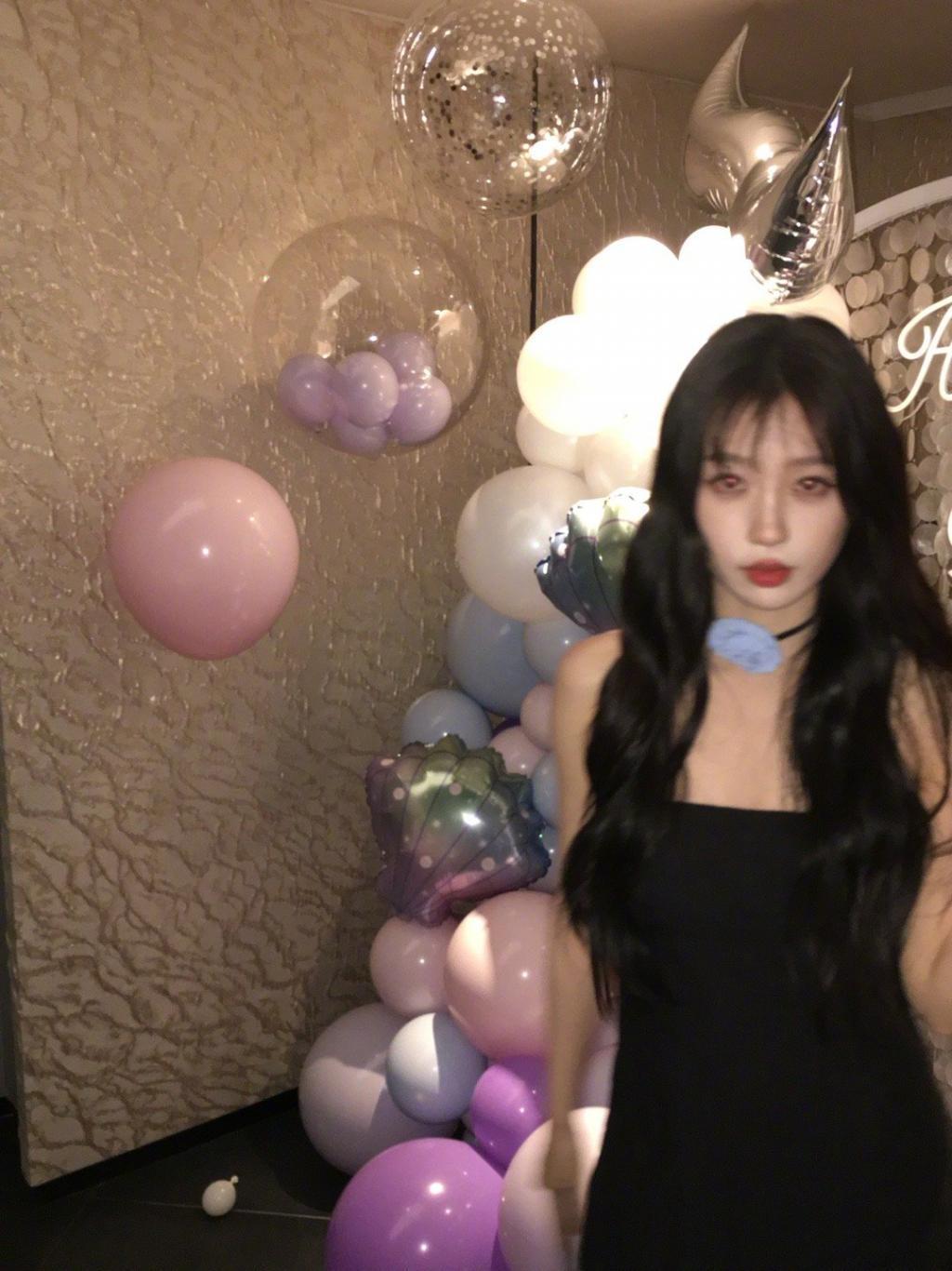 虞书欣穿小黑裙娇俏可人 嘟嘴甜笑鬼马可爱