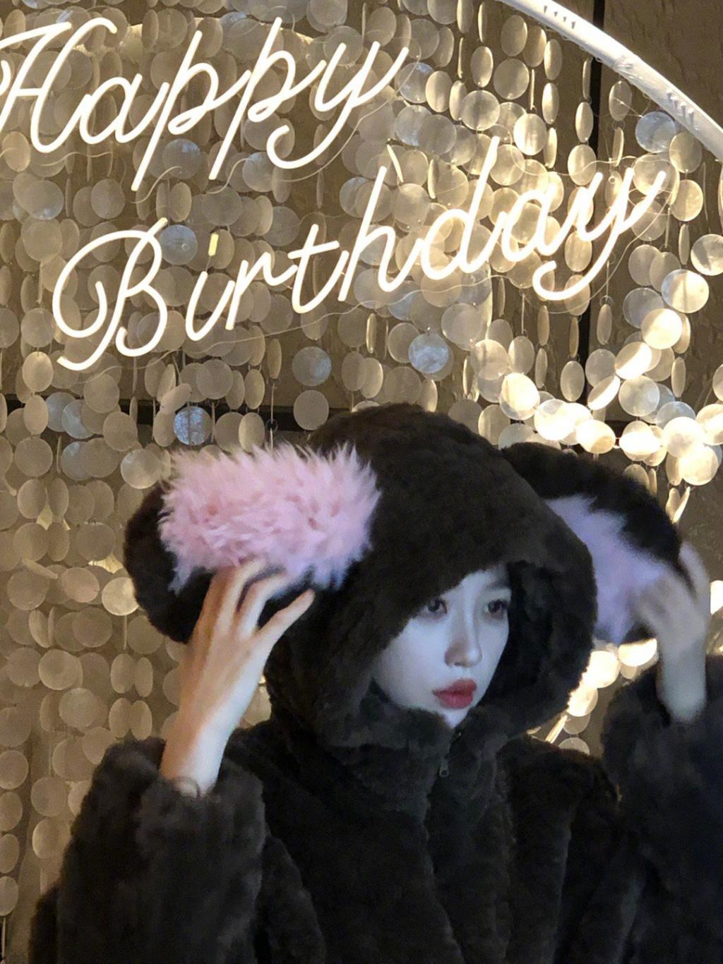 虞书欣穿小黑裙娇俏可人 嘟嘴甜笑鬼马可爱