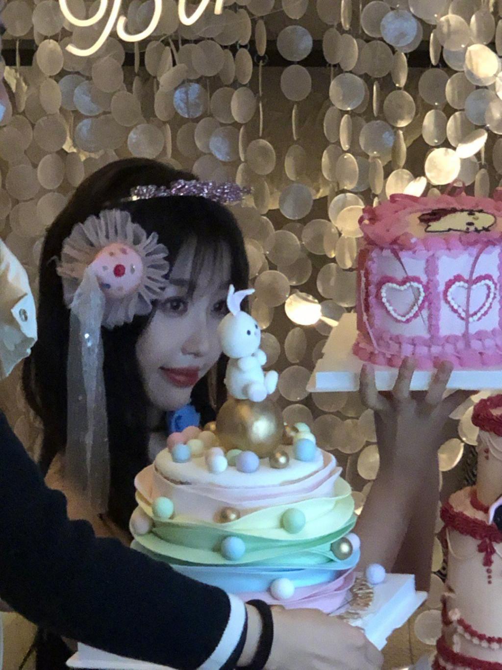 虞书欣穿小黑裙娇俏可人 嘟嘴甜笑鬼马可爱