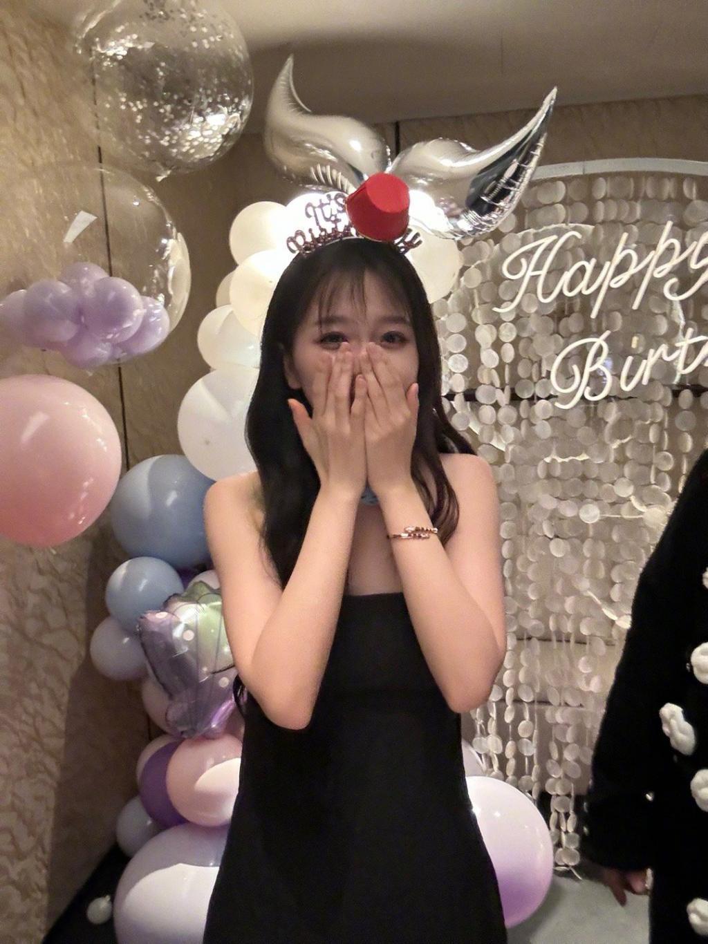 虞书欣穿小黑裙娇俏可人 嘟嘴甜笑鬼马可爱