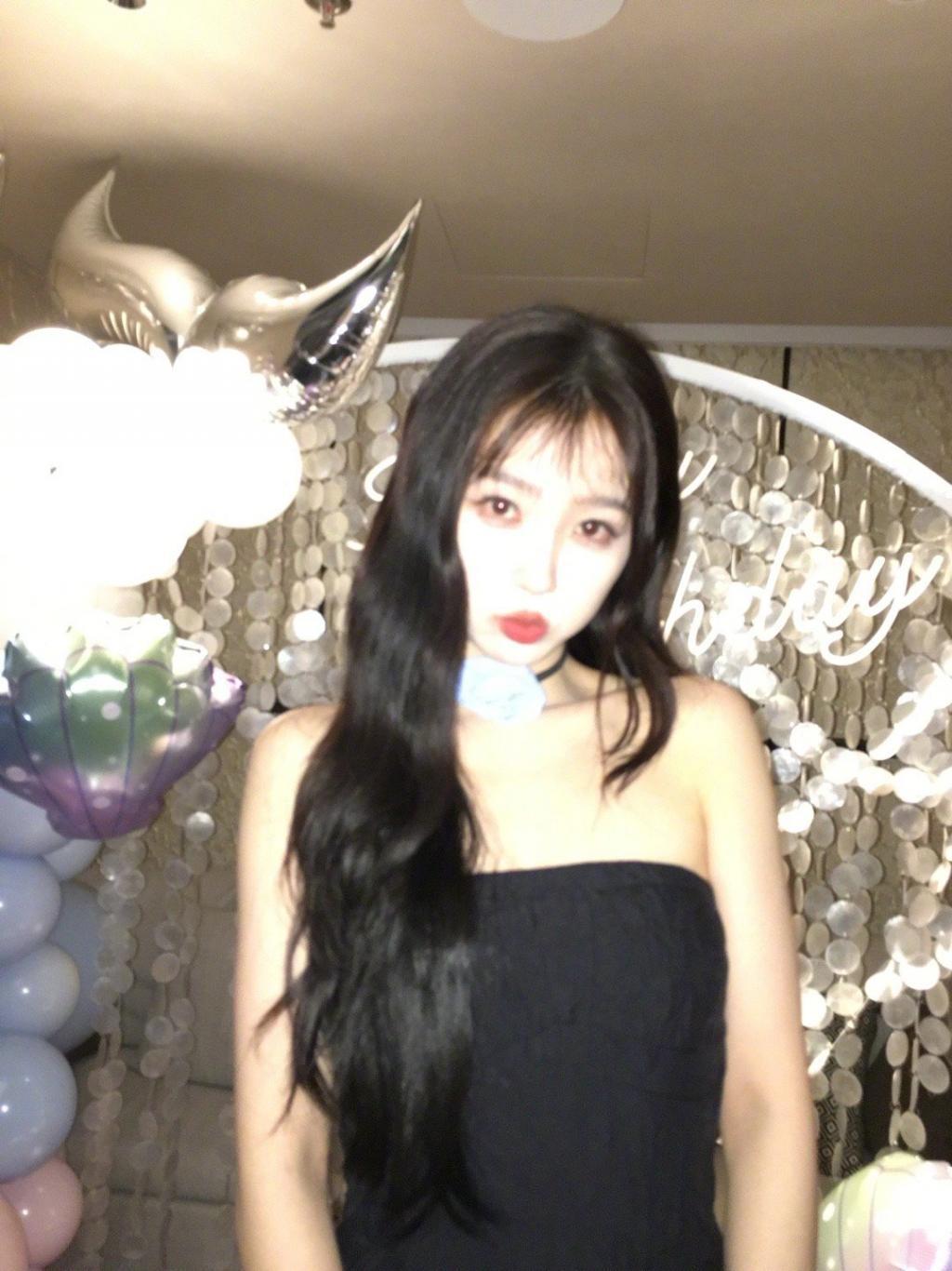 虞书欣穿小黑裙娇俏可人 嘟嘴甜笑鬼马可爱