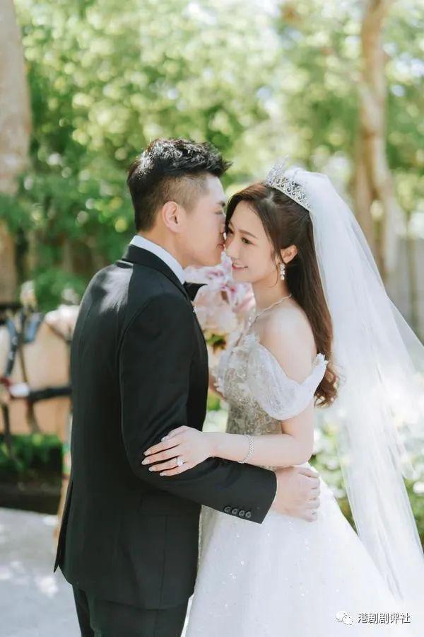 TVB小花与圈外男友巴厘岛结婚 在婚礼现场落泪