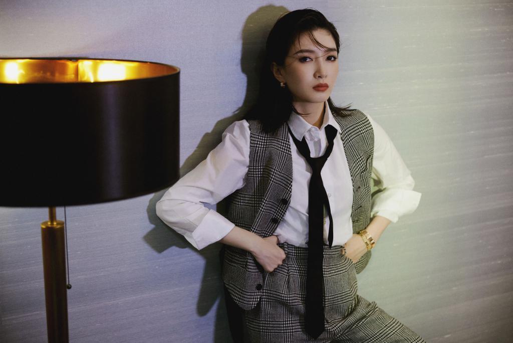 江疏影穿西装帅气满分 抹红唇又飒又美