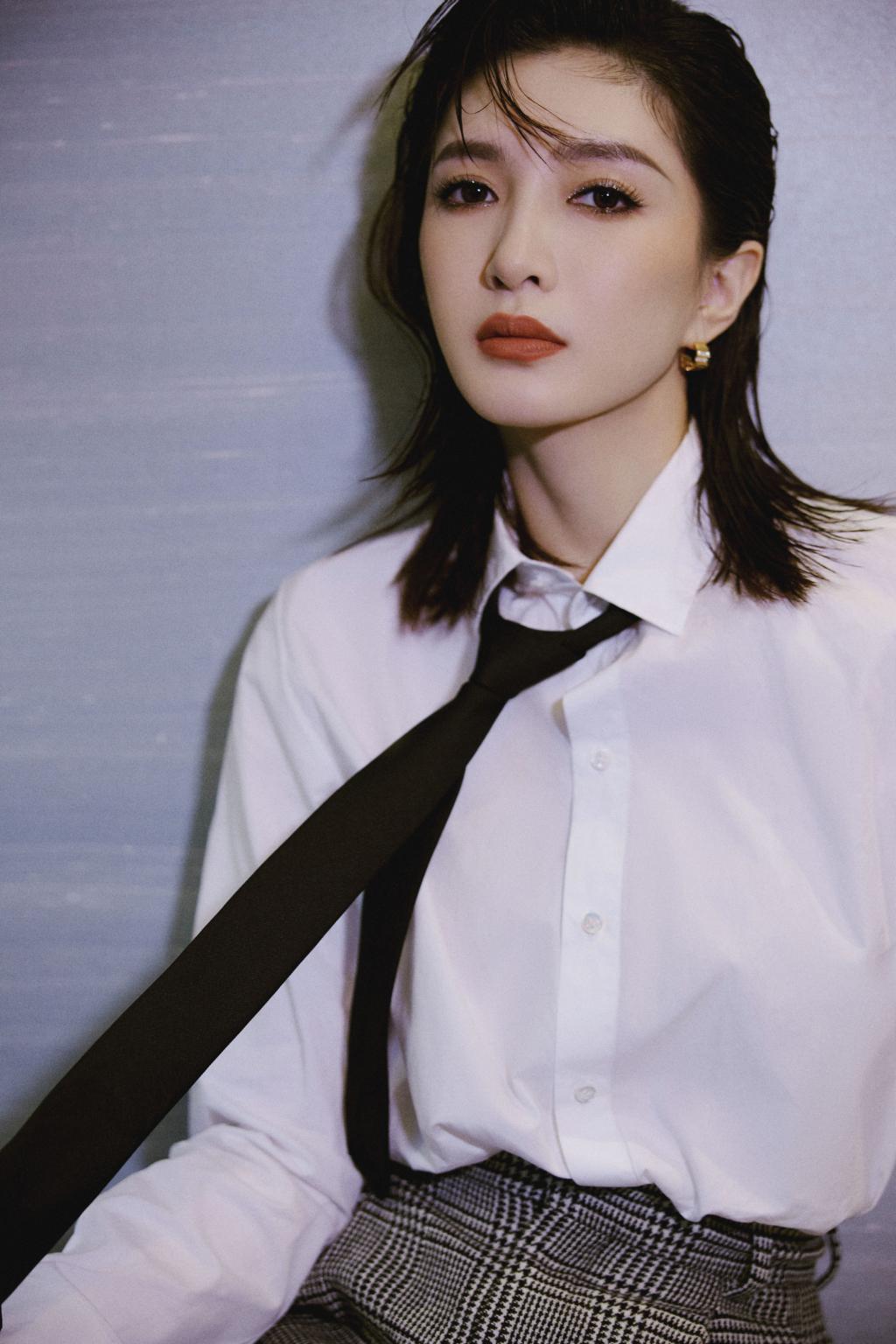 江疏影穿西装帅气满分 抹红唇又飒又美