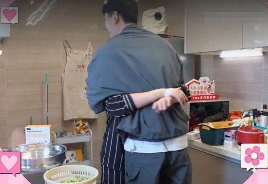 恭喜！母子恋官宣结婚，男方承认吃软饭好幸福！