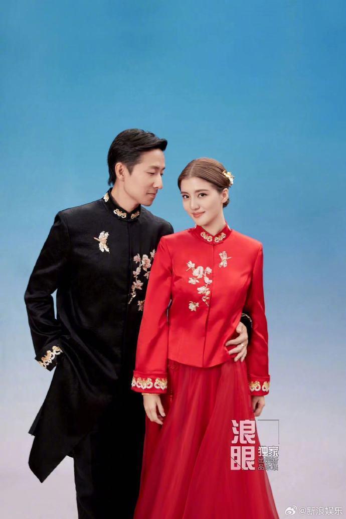 吴千语施伯雄领证，中式婚服照曝光超甜蜜