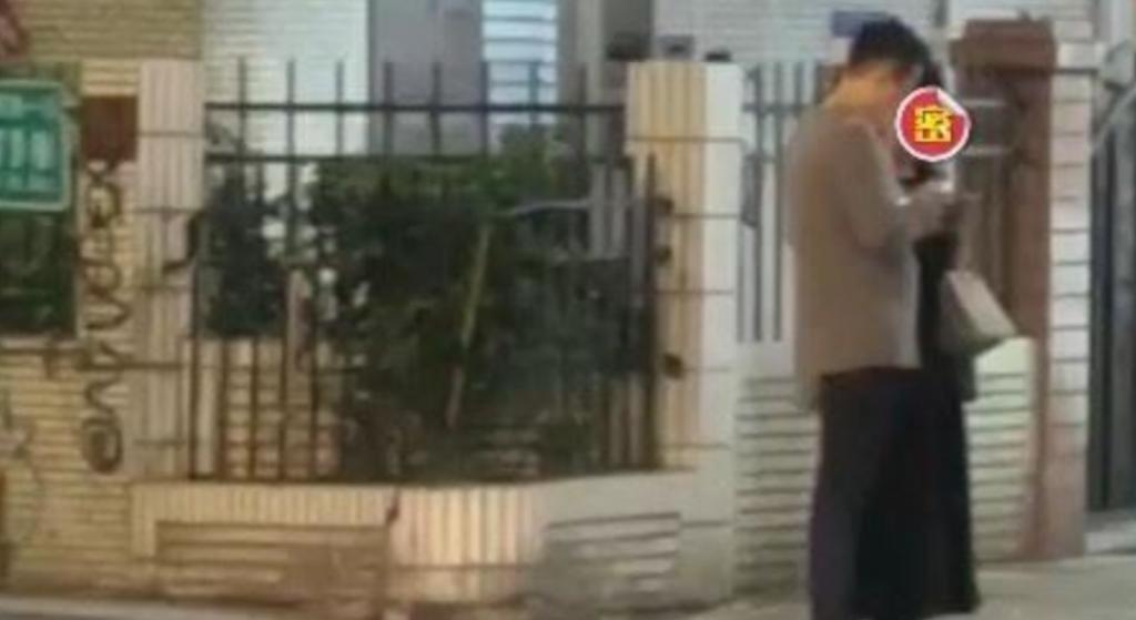 汪小菲又被拍了！牵美女街头散步，离婚后新欢不断