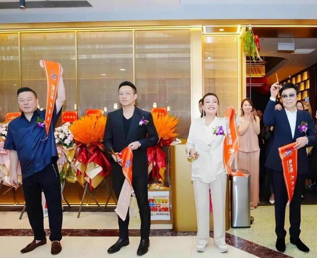 汪小菲又被拍了！牵美女街头散步，离婚后新欢不断