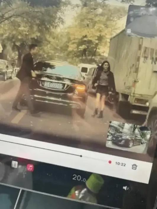汪小菲又被拍了！牵美女街头散步，离婚后新欢不断