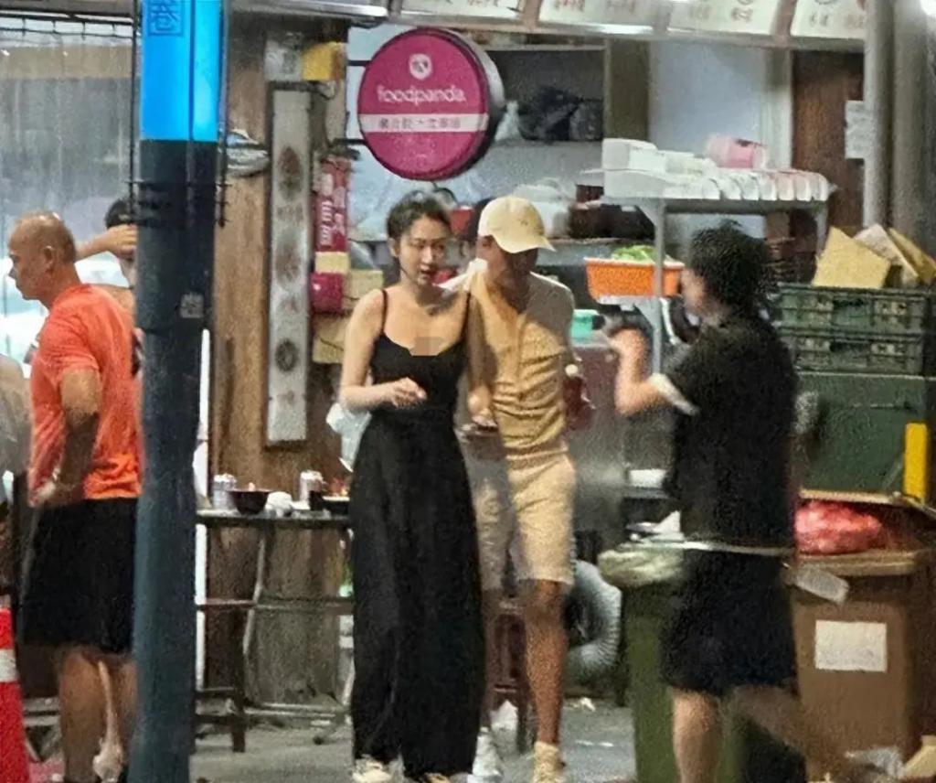 汪小菲又被拍了！牵美女街头散步，离婚后新欢不断