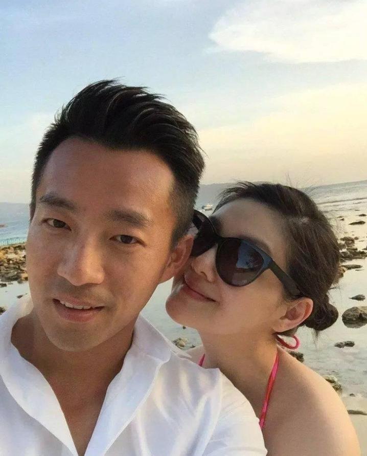 汪小菲又被拍了！牵美女街头散步，离婚后新欢不断