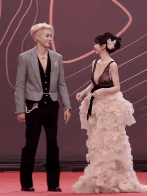 撞衫、炒CP、打瞌睡—明星修罗场真精彩！