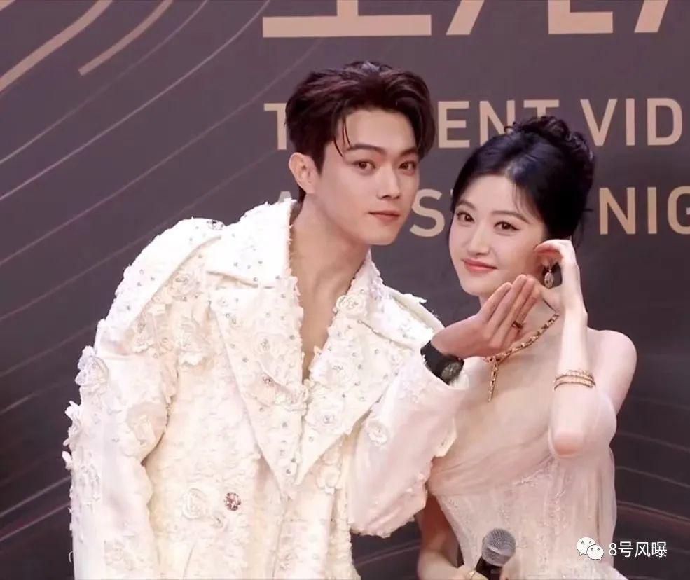 撞衫、炒CP、打瞌睡—明星修罗场真精彩！