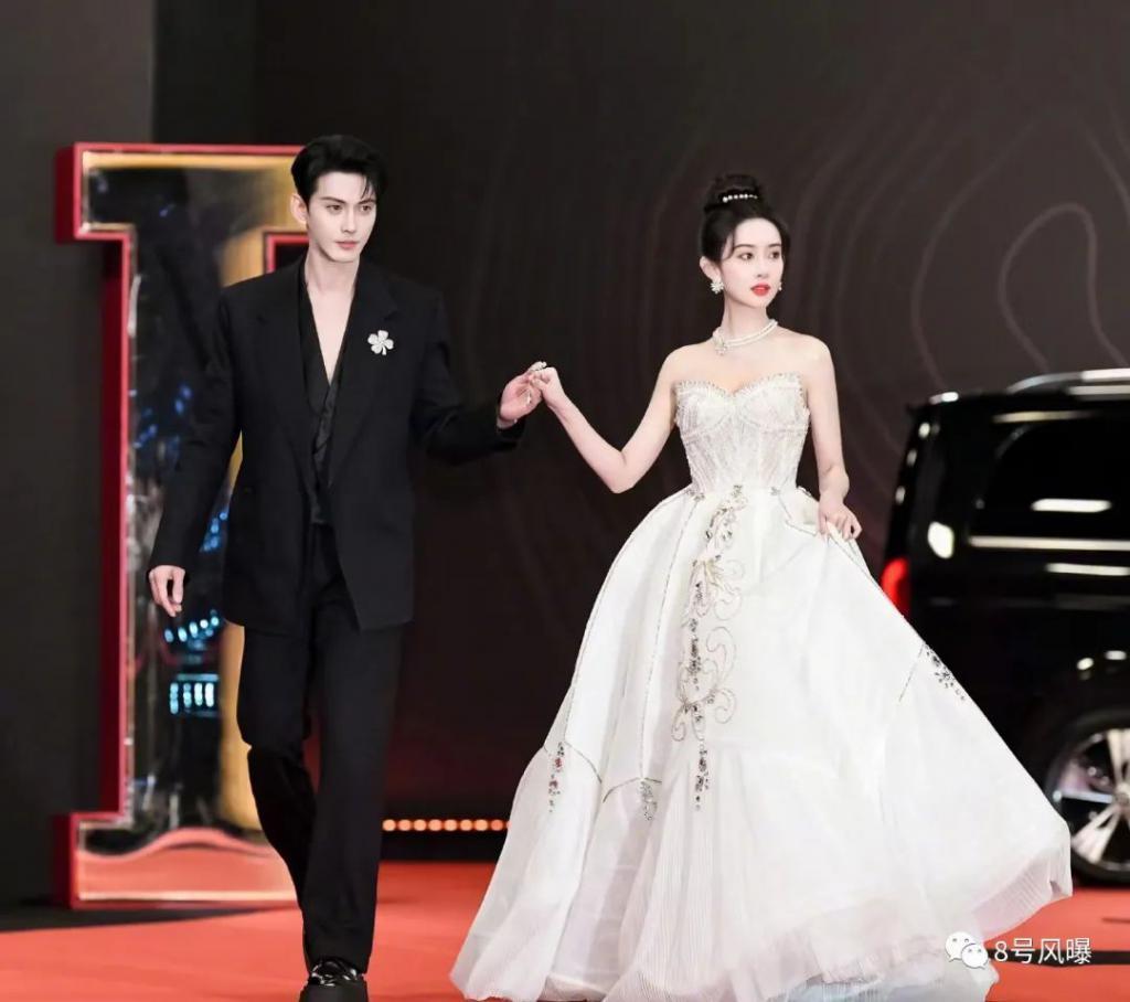 撞衫、炒CP、打瞌睡—明星修罗场真精彩！