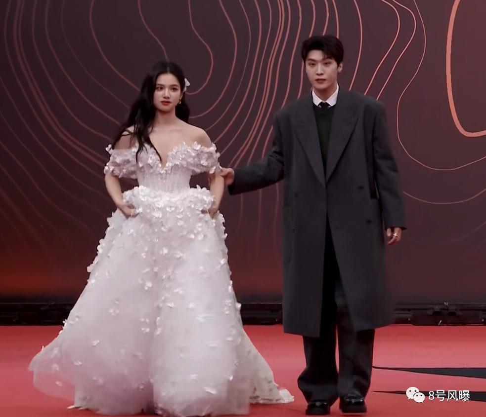 撞衫、炒CP、打瞌睡—明星修罗场真精彩！