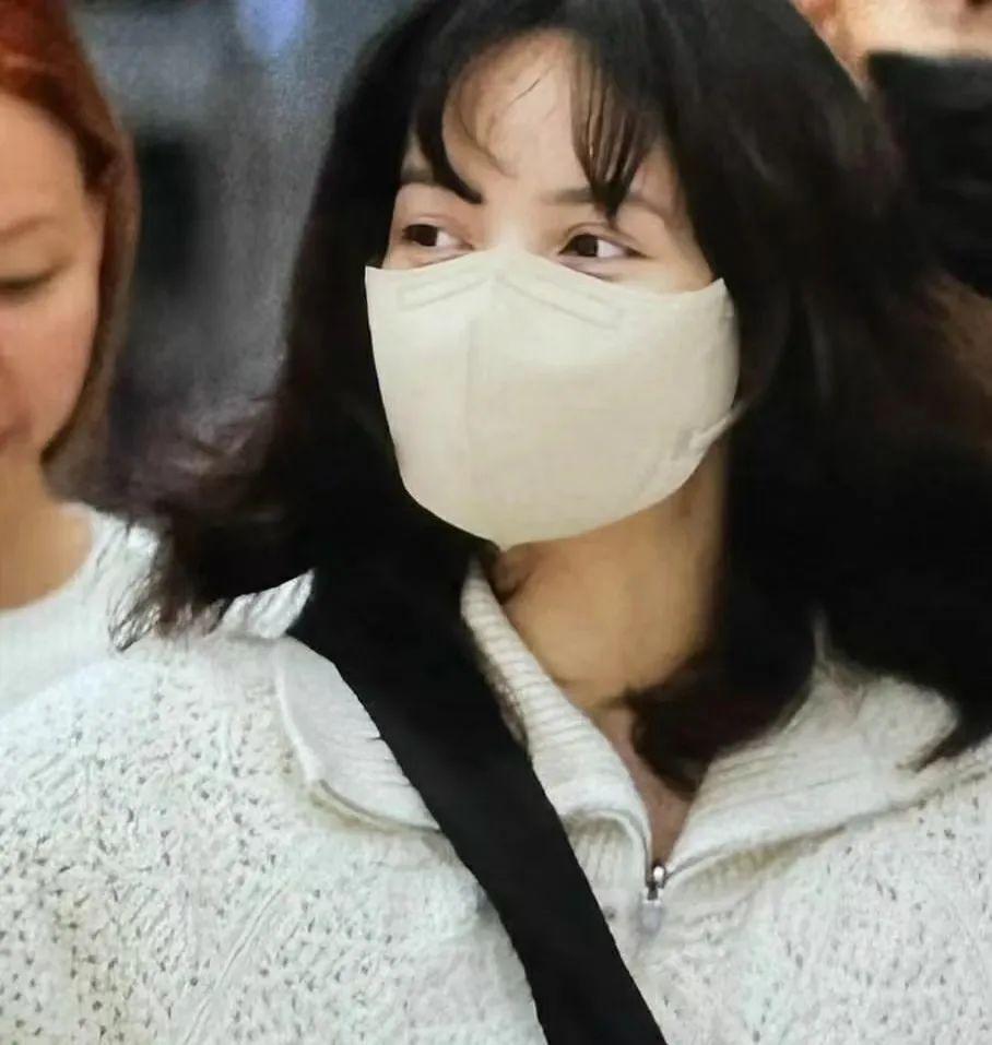 Lisa返乡三换造型，跑通告和私人活动判若两人