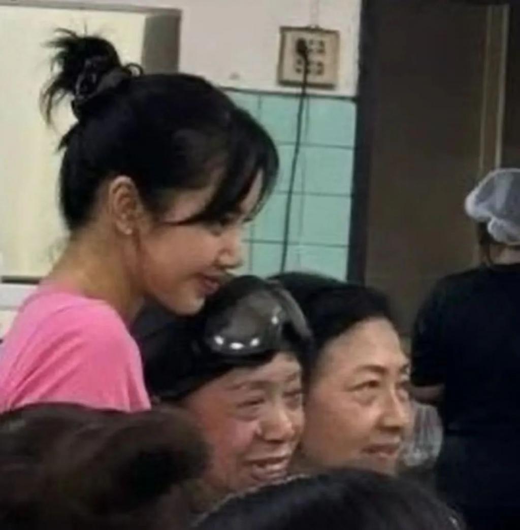 Lisa返乡三换造型，跑通告和私人活动判若两人