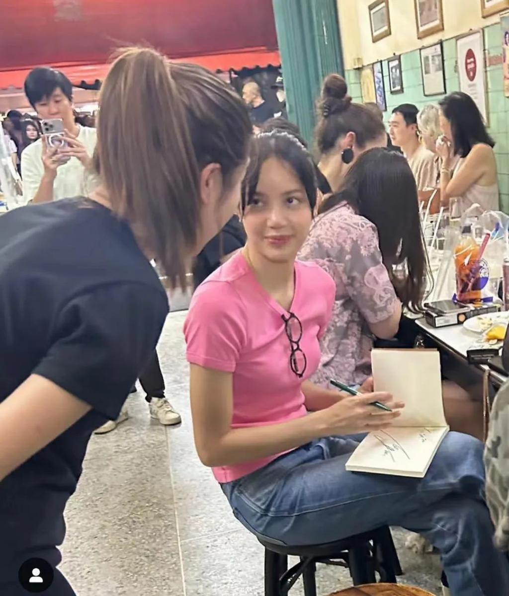 Lisa返乡三换造型，跑通告和私人活动判若两人