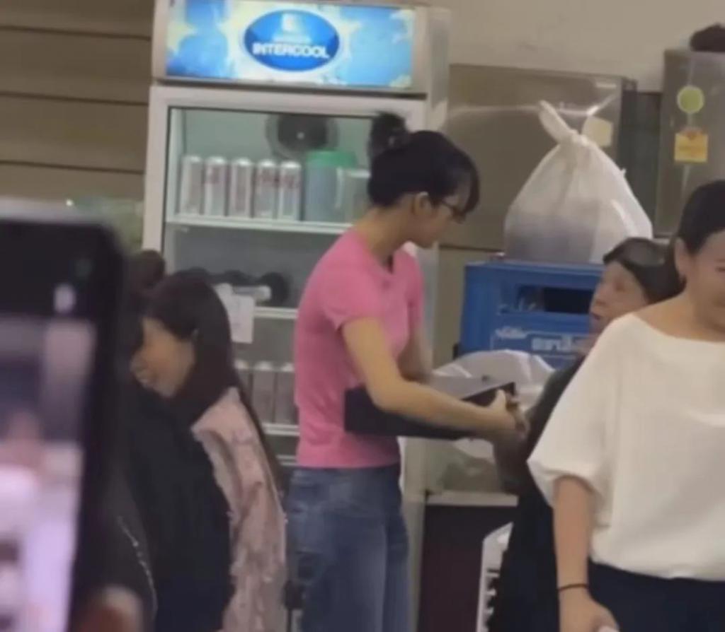 Lisa返乡三换造型，跑通告和私人活动判若两人