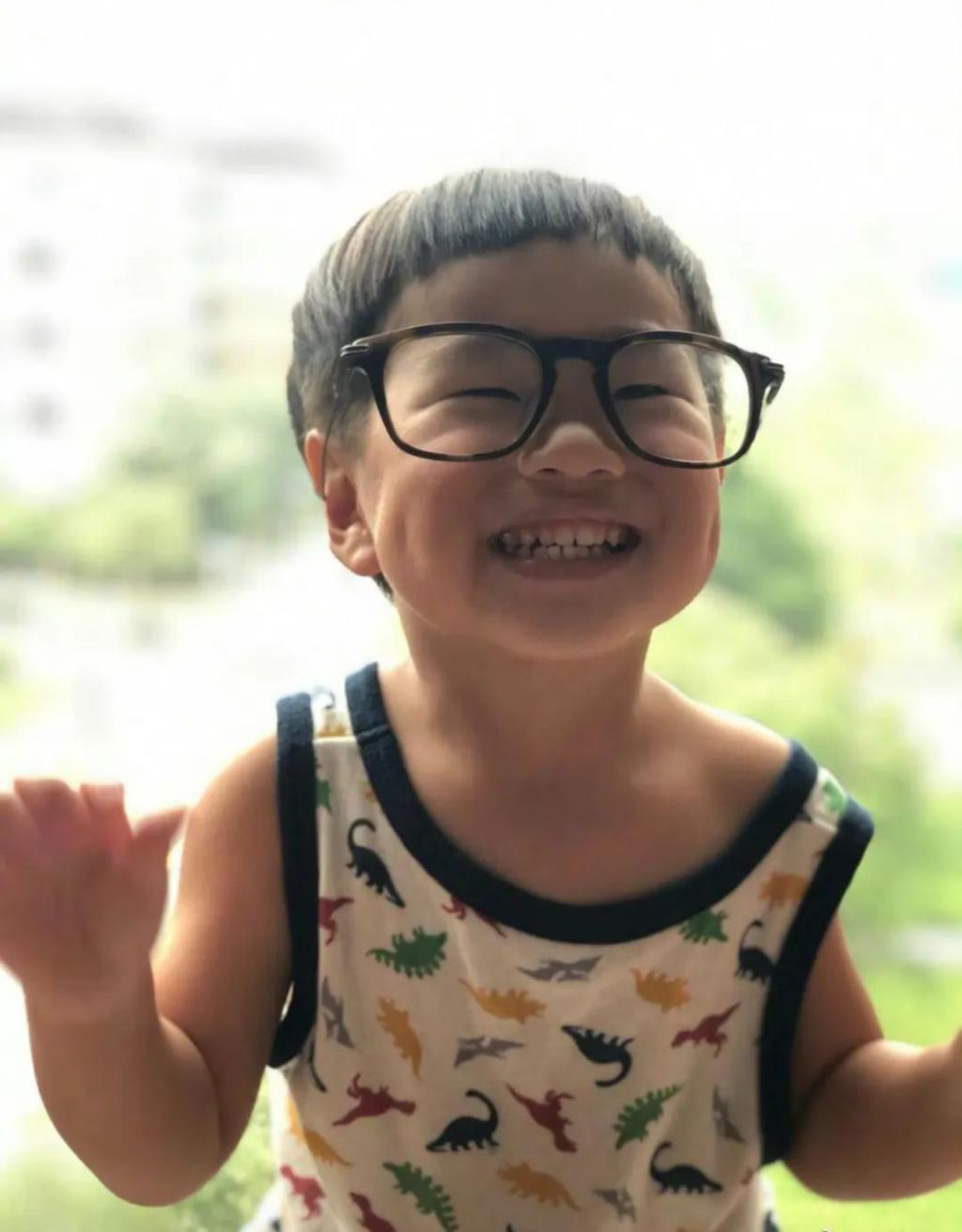 还记得Ella的儿子吗？小孩哥原来是个搞笑男？