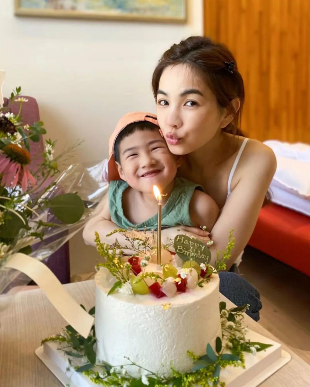 还记得Ella的儿子吗？小孩哥原来是个搞笑男？