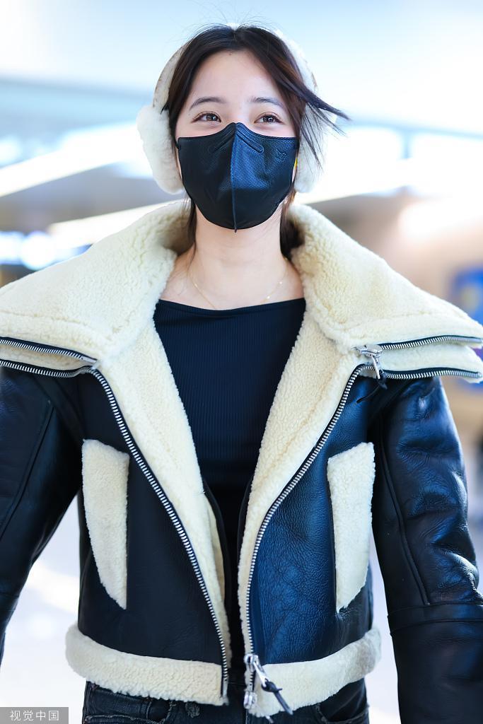 欧阳娜娜皮衣造型现身机场 戴保暖耳罩低调又可爱