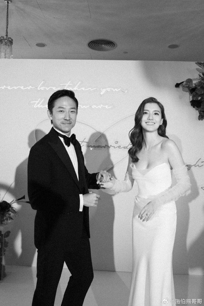 吴千语晒照官宣结婚 与老公甜蜜拥吻