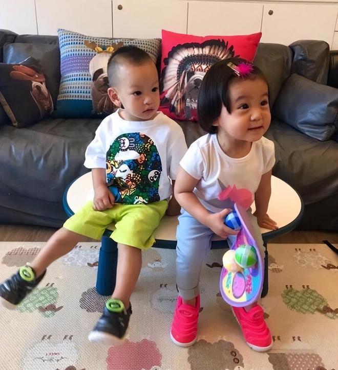 徐若瑄离婚后首露面，登日本舞台演出，打扮古怪迎合日本审美