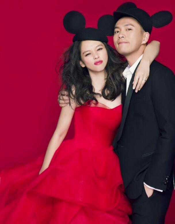 徐若瑄离婚后首露面，登日本舞台演出，打扮古怪迎合日本审美