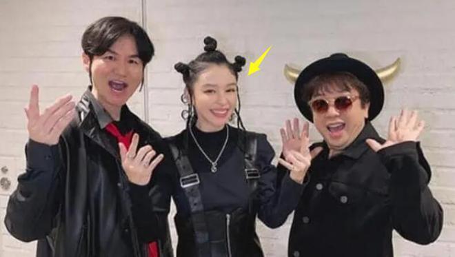 徐若瑄离婚后首露面，登日本舞台演出，打扮古怪迎合日本审美