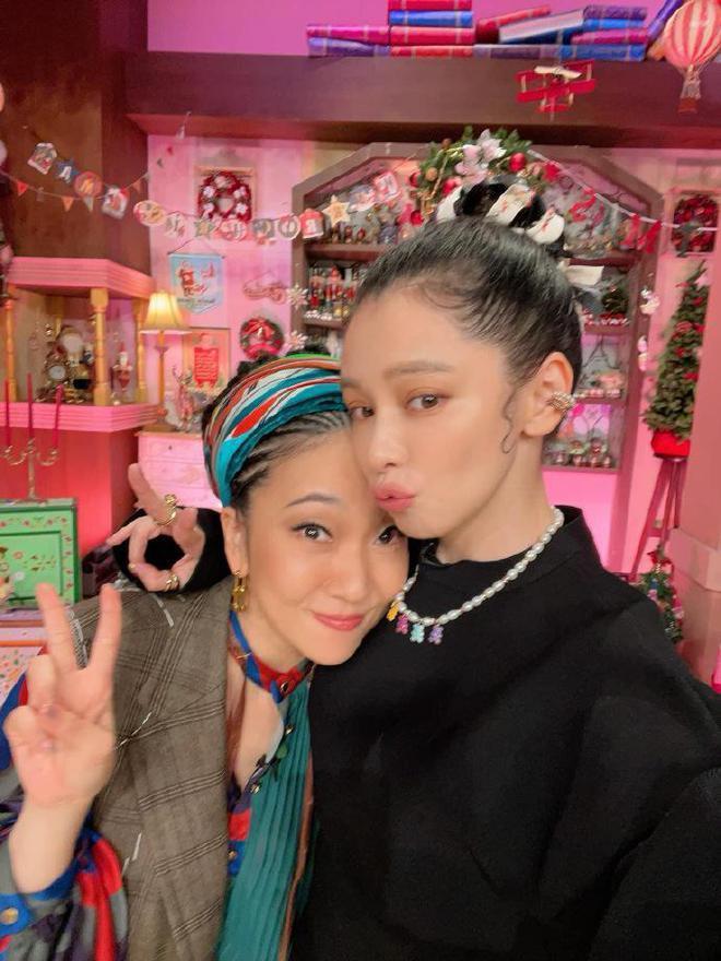 徐若瑄离婚后首露面，登日本舞台演出，打扮古怪迎合日本审美