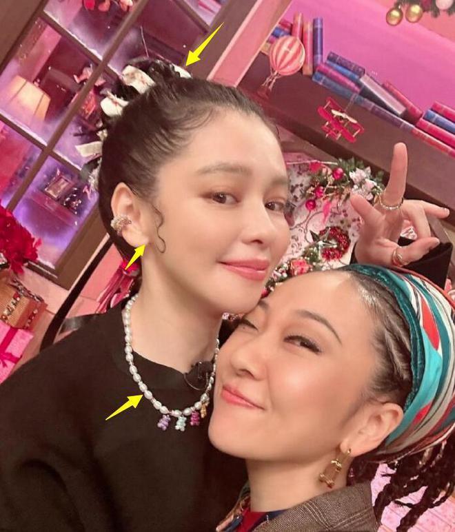 徐若瑄离婚后首露面，登日本舞台演出，打扮古怪迎合日本审美