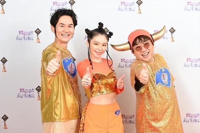 徐若瑄离婚后首露面，登日本舞台演出，打扮古怪迎合日本审美