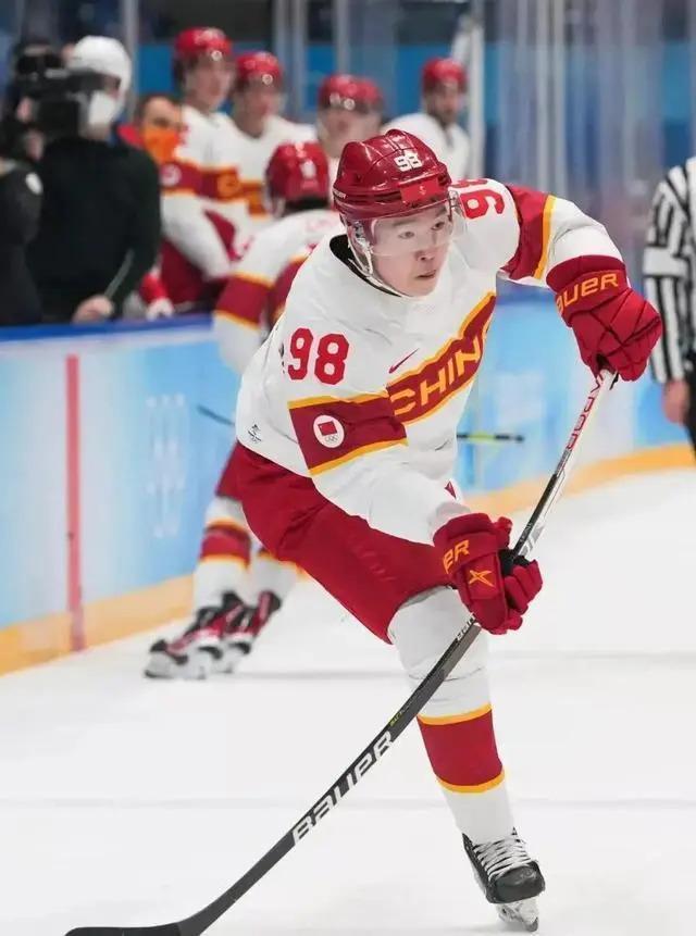 宋丹丹英达离婚26年俩儿子现状，同父不同命的心酸