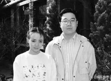 宋丹丹英达离婚26年俩儿子现状，同父不同命的心酸
