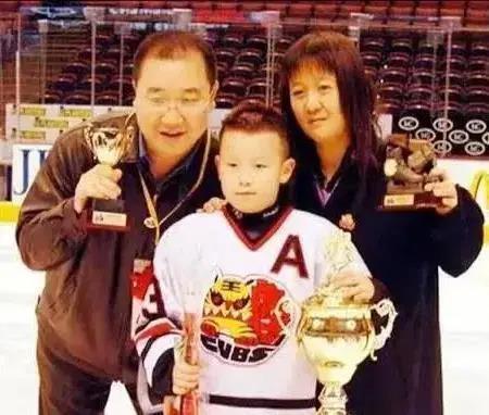 宋丹丹英达离婚26年俩儿子现状，同父不同命的心酸