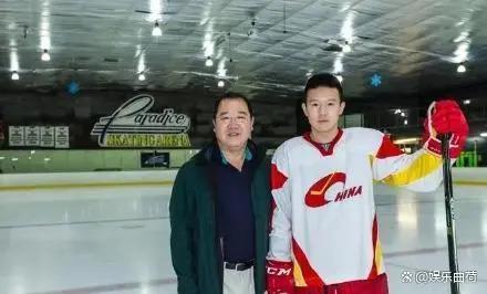 宋丹丹英达离婚26年俩儿子现状，同父不同命的心酸