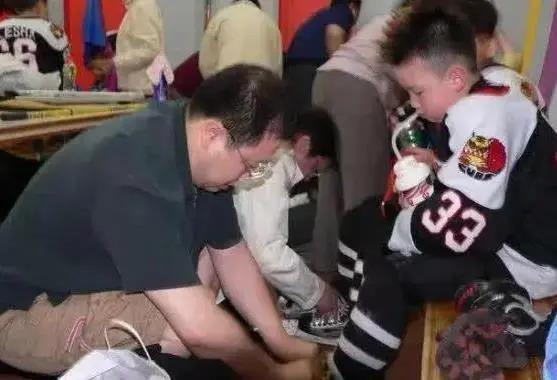 宋丹丹英达离婚26年俩儿子现状，同父不同命的心酸