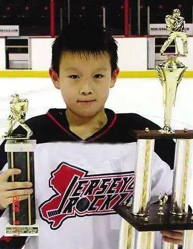 宋丹丹英达离婚26年俩儿子现状，同父不同命的心酸