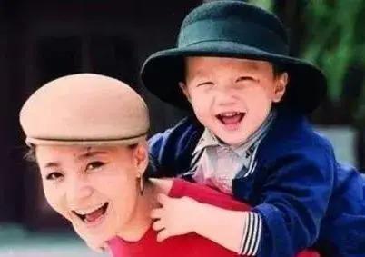 宋丹丹英达离婚26年俩儿子现状，同父不同命的心酸