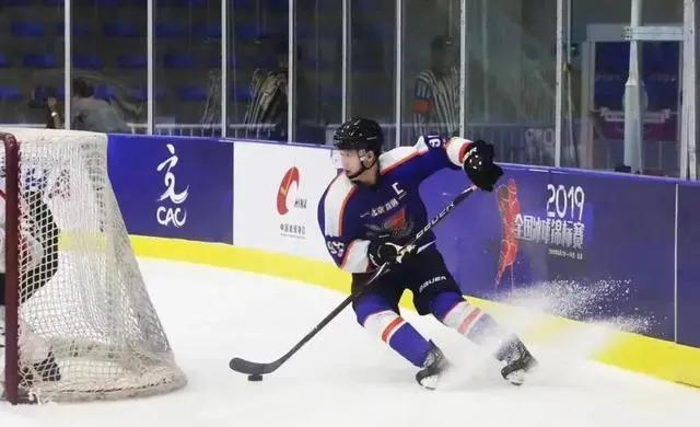 宋丹丹英达离婚26年俩儿子现状，同父不同命的心酸