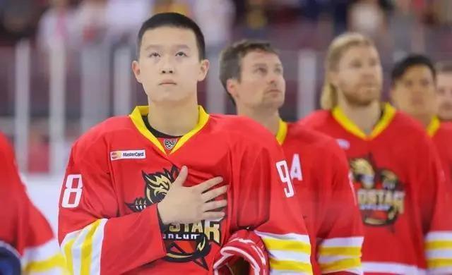 宋丹丹英达离婚26年俩儿子现状，同父不同命的心酸