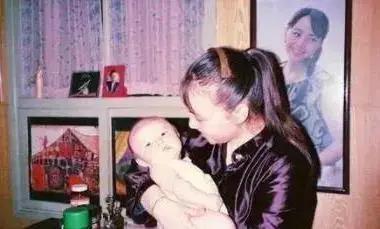 宋丹丹英达离婚26年俩儿子现状，同父不同命的心酸