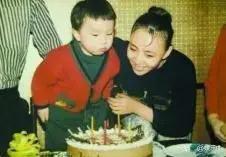 宋丹丹英达离婚26年俩儿子现状，同父不同命的心酸